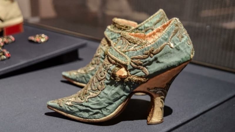 Reich bestickte Damenschuhe aus dem frühen 18. Jahrhundert, gefertigt aus Seide, Gold-und Silberfäden und Ziegenleder. (Bild: Hubert Berger)