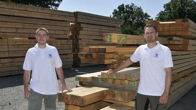 Georg und Willibald Longin (v.l) müssen mehr Holz lagern (Bild: René Denk)