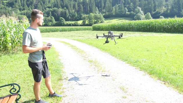 Dominic Rindler fliegt mit der Drohne in den kommenden Wochen befallene Wälder im Iseltal ab (Bild: Martin Oberbichler)