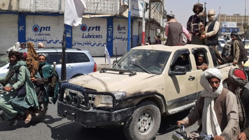 Kämpfer der Taliban fahren in einem Auto der afgahnischen Armee durch die eroberte Stadt Kandahar. (Bild: AFP)