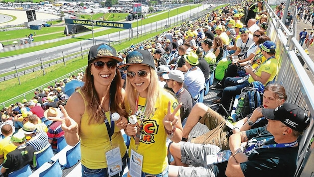 Viele der Fans tragen das Rossi-Gelb. (Bild: Sepp Pail)