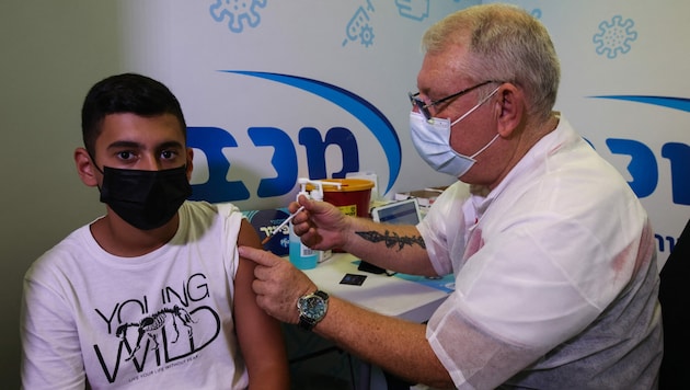 Ein junger Bub aus Israel wird mit dem Wirkstoff Biontech/Pfizer geimpft. (Bild: AFP)