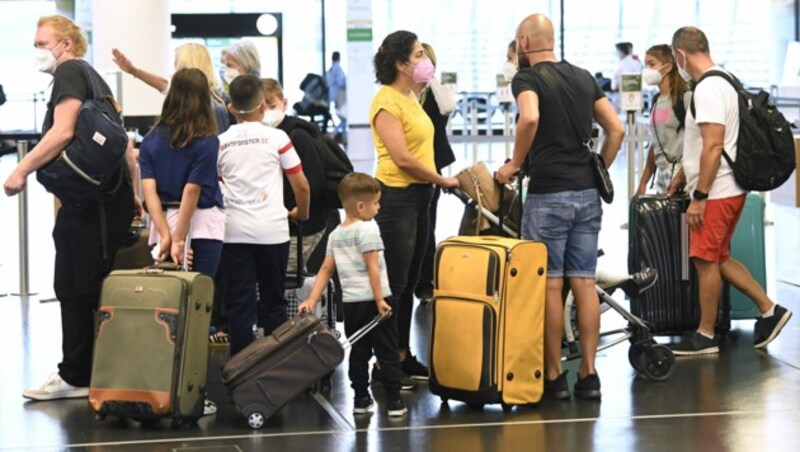 Reisende am Flughafen Wien-SchwechaT 8aRCHIVBILD9 (Bild: APA/ROBERT JAEGER)