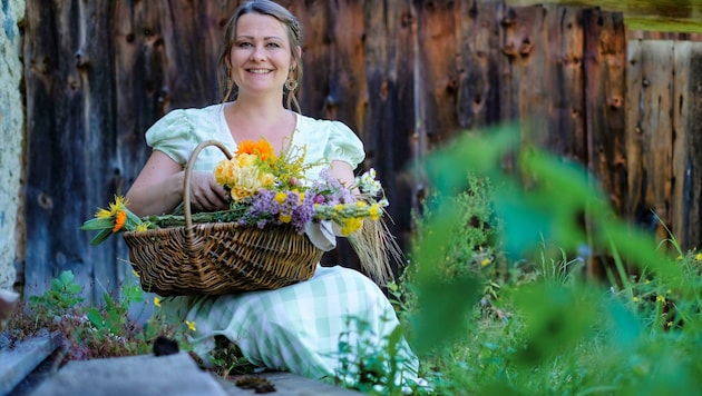 Doris Kern mit Blumen und Wiesenkräutern (Bild: Einöder Horst)
