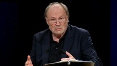 Klaus Maria Brandauer mit Textbuch (Bild: Rudi Gigler)