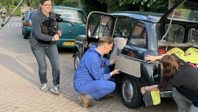 Ein Team von ARD und SWR begleitete die Breitenfurterin auf dem Weg zum Kotflügel. (Bild: Felix Tisch)