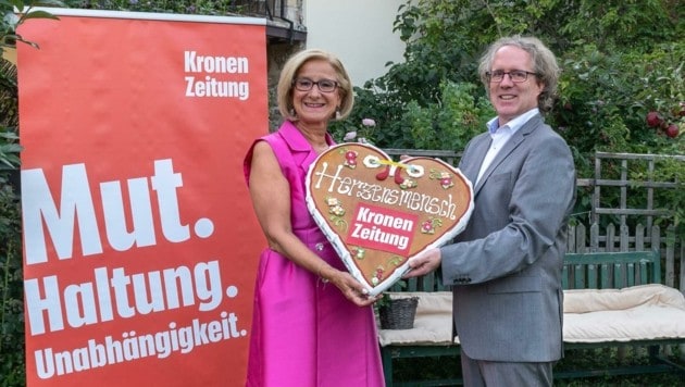 Herz zeigen für die niederösterreichischen Herzensmenschen: Landeshauptfrau Johanna Mikl-Leitner und „Krone“-Redaktionsleiter Lukas Lusetzky tragen die Aktion mit. (Bild: ATTILA MOLNAR)