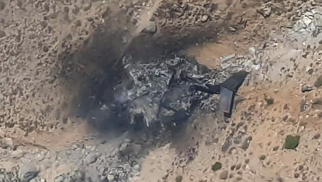 Das ausgebrannte Wrack des abgestürzten Löschflugzeugs, einer Bombardier Be-200 (Bild: AFP)