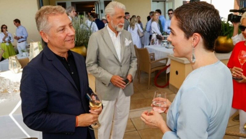 Designer Atil Kutoglu im Gespräch mit Verena Altenberger. Sie trägt Aquamarin Ohrringe. (Bild: Tschepp Markus)