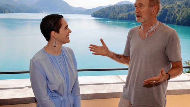 "Buhlschaft" Verena Altenberger und ehemaliger "Tod" Peter Lohmeyer schmückten sich am Fuschlsee mit edlen Steinen. (Bild: Markus Tschepp)