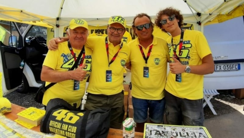 Rossi-Fanclub-Präsident Rino Salucci (2. v.re.) ist begeistert von der ausgelassenen Stimmung in Spielberg. Der Rossi-Kult kennt keine Grenzen. (Bild: Hannes Baumgartner)