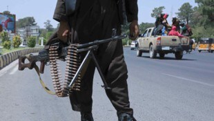 Ein Taliban-Kämpfer steht in der afghanischen Provinzhauptstadt Herat Wache.