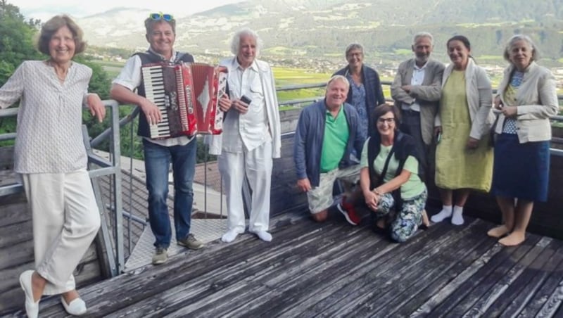 Witwe Elfriede (links) mit Wegbegleitern von Werner Pirchner an seinem 20. Todestag auf dem Turm seines Hauses. (Bild: Joch Weißbacher)