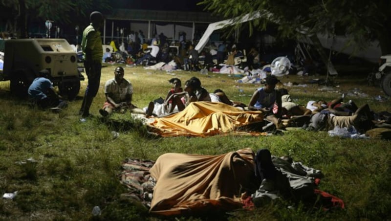 Menschen, die durch das Beben ihre Häuser verloren haben, schliefen im Freien. (Bild: AP)