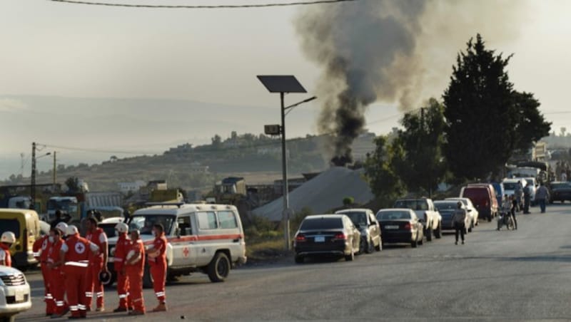 Freiwillige des Roten Kreuzes am Unfallort (Bild: AP)