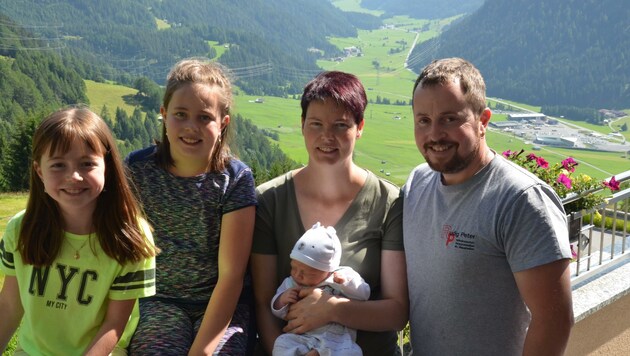 Die Eisfamilie hoch über Nauders: Lena, Elisa, Barbara mit Söhnchen Simon und Daniel Habicher. (Bild: Daum Hubert)