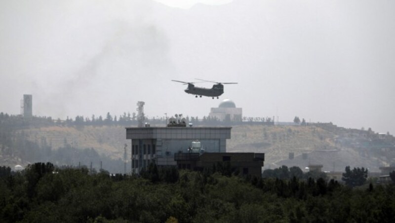 Ein Helikopter landet auf dem Dach der US-Botschaft in Kabul. (Bild: AP)