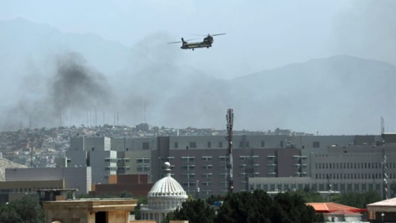 Ein US-Helikopter fliegt über Kabul: Während Taliban-Kämpfer in die Stadt eindringen, laufen die Evakuierungen. (Bild: AP)