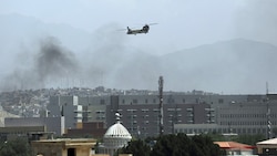 Ein US-Helikopter fliegt über Kabul: Während Taliban-Kämpfer in die Stadt eindringen, laufen die Evakuierungen. (Bild: AP)