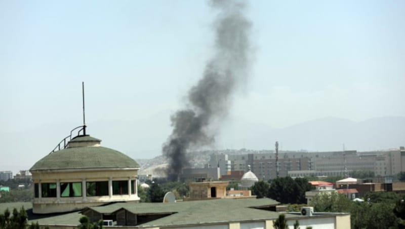 Neben der US-Botschaft in Kabul steigt Rauch auf - Mitarbeiter verbrennen Dokumente. Laut Berichten sind Taliban-Kämpfer in die afghanische Hauptstadt eingedrungen. (Bild: AP)