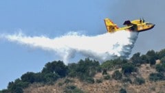 Ein Löschflugzeug in Italien (Bild: AFP)