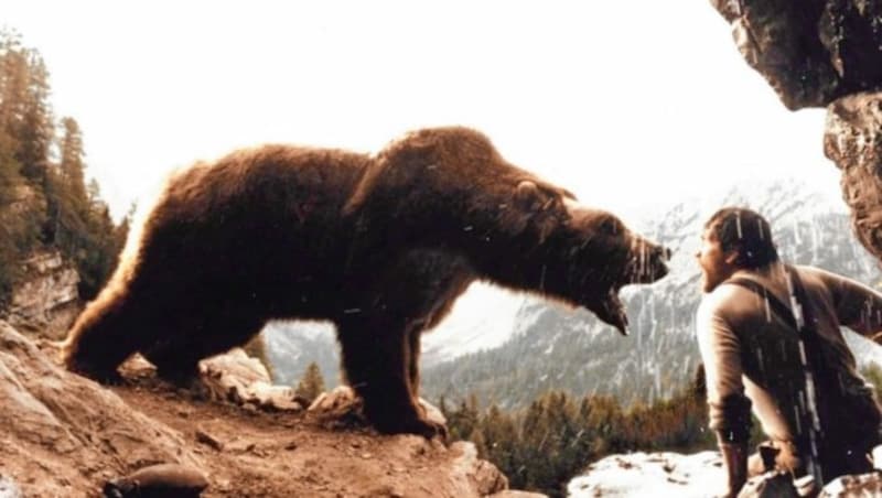 Eine Szene aus dem Film Der Bär - gedreht wurde der Kinoklassiker in den Dolomiten (Bild: Der Bär)