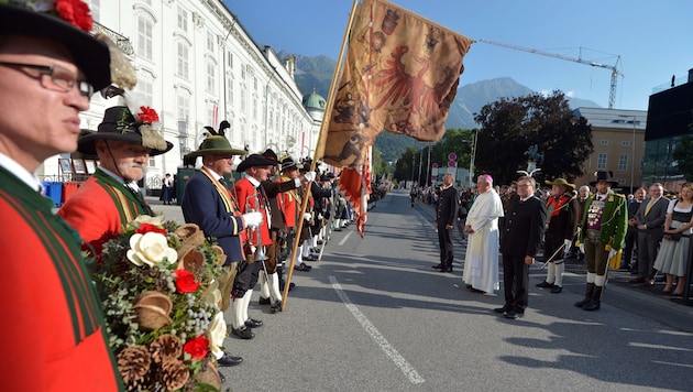 Es war wieder ein farbenprächtiger Aufmarsch der Tiroler Traditionsverbände vor der kaiserlichen Hofburg in Innsbruck. (Bild: Amir Beganovic)