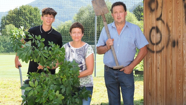 Vorbildlicher Klimaschutz: Ökoaktivist Felix Klarer (li.), Streetworkerin Barbara Rieder pflanzen – unter tatkräftiger Mithilfe von Vizebürgermeister Severin Zöchbauer (re.) – in Kirchberg an der Pielach das erste Grün ins bisher brachliegende Braun. (Bild: Gabriele Moser)