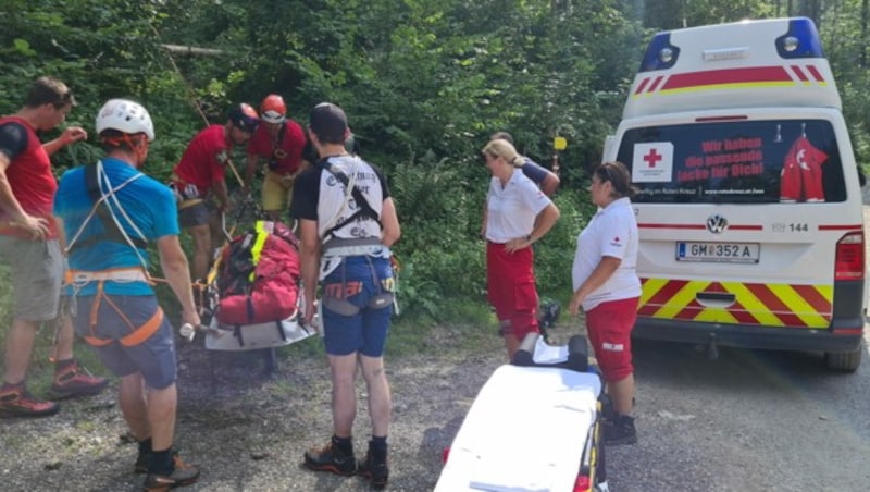 Am Forstweg warteten Sanitäter mit einem Rotkreuz-Auto und übernahmen die Frau (Bild: Bergrettung Grünau)