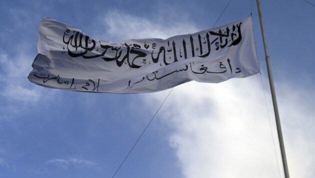 Taliban-Flagge in Afghanistan (Bild: AP)