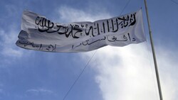 Taliban-Flagge in Afghanistan (Bild: AP)