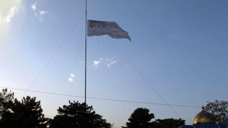 Die Flagge der Taliban wird jetzt überall in Afghanistan gehisst. (Bild: AP)