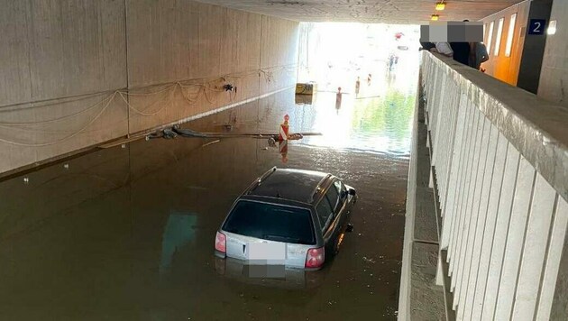 Das Auto steckte im Wasser fest. (Bild: zoom.tirol)