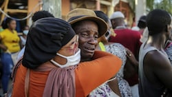 Nach dem Beben herrschen in Haiti Schock und Trauer. (Bild: AP)