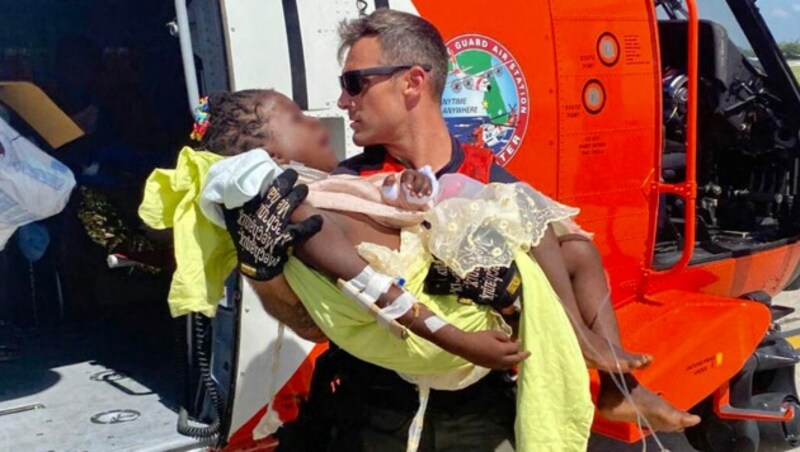 Die US-Küstenwache hilft, verletzte Menschen zu versorgen. (Bild: APA/AFP/US COAST GUARD/David STEELE)