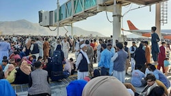 Menschenmassen warten am Gelände des Flughafens in Kabul auf Abflüge. (Bild: APA/AFP)