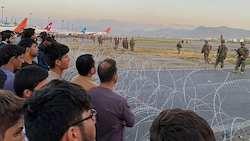 US-Soldaten bewachen das Flughafengelände. (Bild: APA/AFP/Shakib Rahmani)