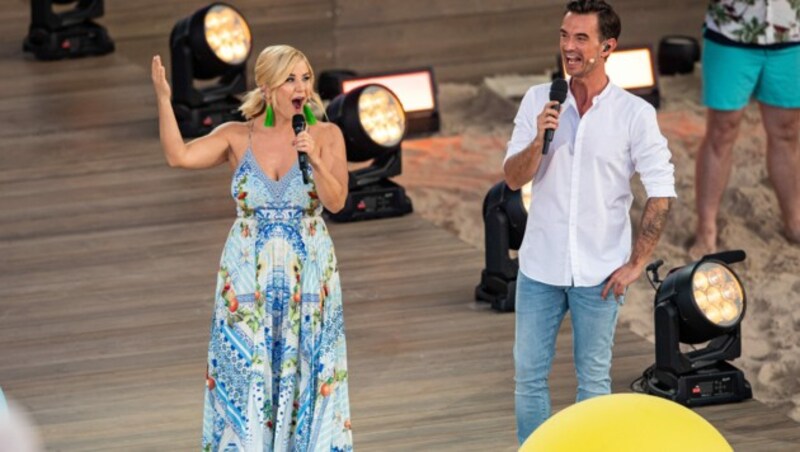 Beatrice Egli und Florian Silbereisen in der TV-Show „Die große Schlagerstrandparty zum Geburtstag“ (Bild: Guido Kirchner / dpa / picturedesk.com)