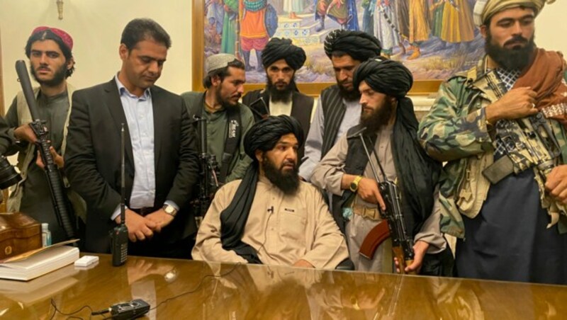 Kämpfer der Taliban im Präsidentenpalast in Kabul (Bild: AP)