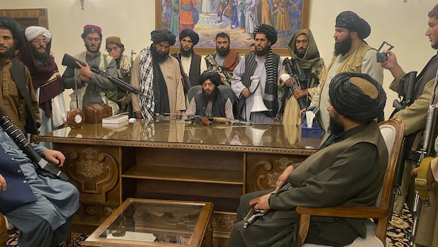 Die Taliban haben unterdessen die Kontrolle über den Präsidentenpalast übernommen. (Bild: AP)