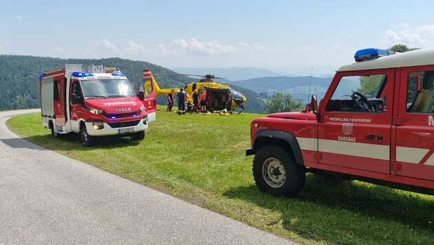 Von der Bergrettung Bad Schwanberg, der FF Garanas, der FF Bad Schwanberg, einem anwesenden First Responder und der ÖAMTC-C12-Crew wurde die schwer verletzte Wanderin erstversorgt und ins LKH Graz geflogen. (Bild: Daniel Nauschnegg)