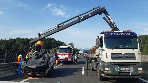 Ein Rettungsauto hat sich auf der A2 überschlagen. (Bild: FF Krumpendorf)