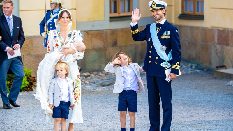 Prinz Carl Philip und Prinzessin Sofia mit ihren Kindern Prinz Alexander, Prinz Gabriel und dem Taufkind Prinz Julian (Bild: Dutch Press Photo Agency / Action Press / picturedesk.com)