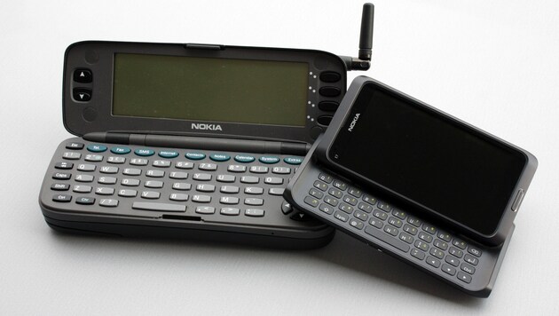 Nokia 9000 Communicator und das neuere E7 (Bild: CC BY-SA 3.0, krystof.k)