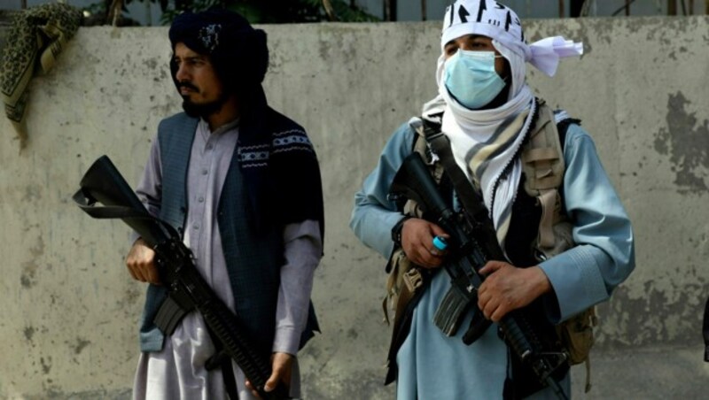Taliban-Kämpfer bewachen den Präsidentenpalast in der afghanischen Hauptstadt Kabul, wo die geplante Evakuierung im Chaos endete. (Bild: AP)
