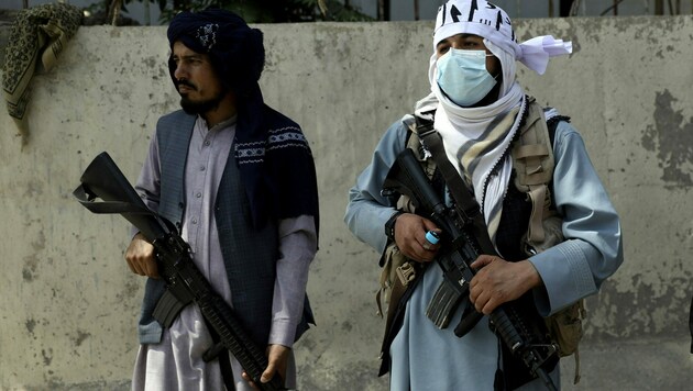 Taliban-Kämpfer bewachen den Präsidentenpalast in der afghanischen Hauptstadt Kabul. (Bild: AP)