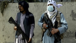 Taliban-Kämpfer bewachen den Präsidentenpalast in der afghanischen Hauptstadt Kabul. (Bild: AP)