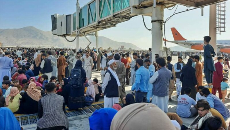 Am Montag spielten sich am Flughafen der afghanischen Hauptstadt Kabul tumultartige Szenen ab, als zahlreiche Menschen versuchten, Afghanistan zu verlassen. (Bild: AFP)