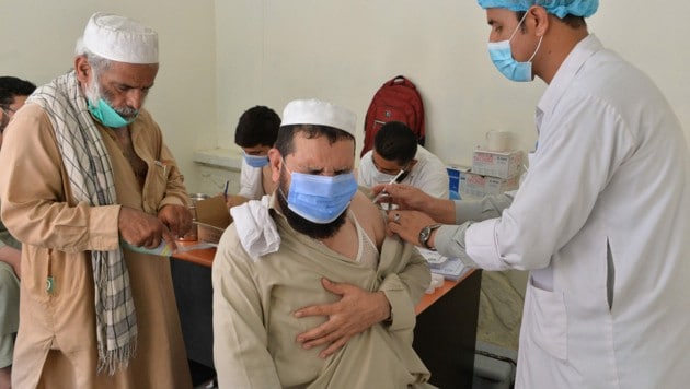 Impfung im Juli 2021 in der afghanischen Stadt Jalalabad (Bild: APA/AFP/NOORULLAH SHIRZADA)