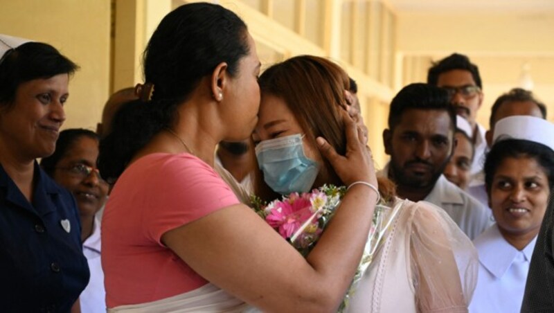 Sri Lankas Gesundheitsministerin Pavithra Wanniarachchi (links) gab Mitte Februar 2020 der ersten Corona-Patientin nach ihrer Genesung einen Kuss auf die Stirn. (Bild: AFP)